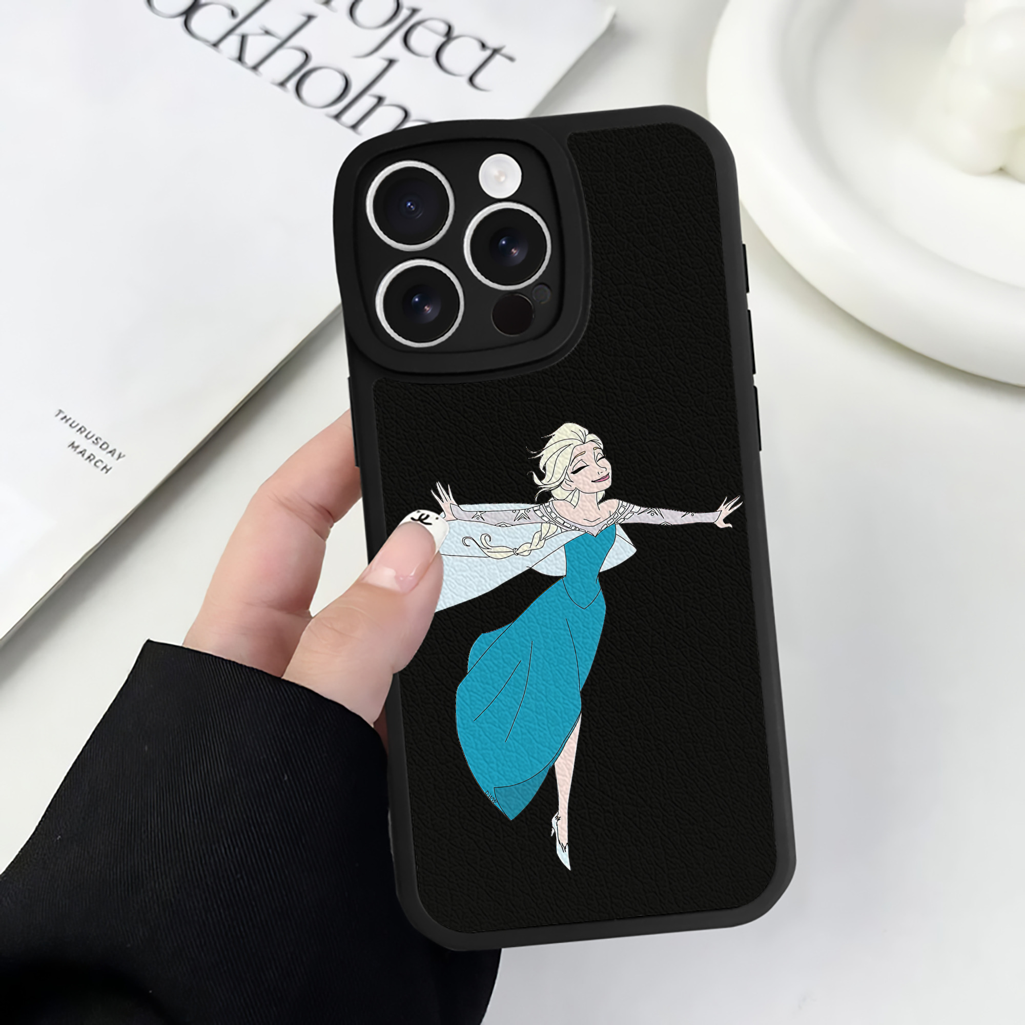 （画像用） アナと雪の女王 アンナ エルサ Frozen Anna Elsa 【iPhone 16シリーズ対応】シリコンスマホケース（レザー調） 材質：シリコン
